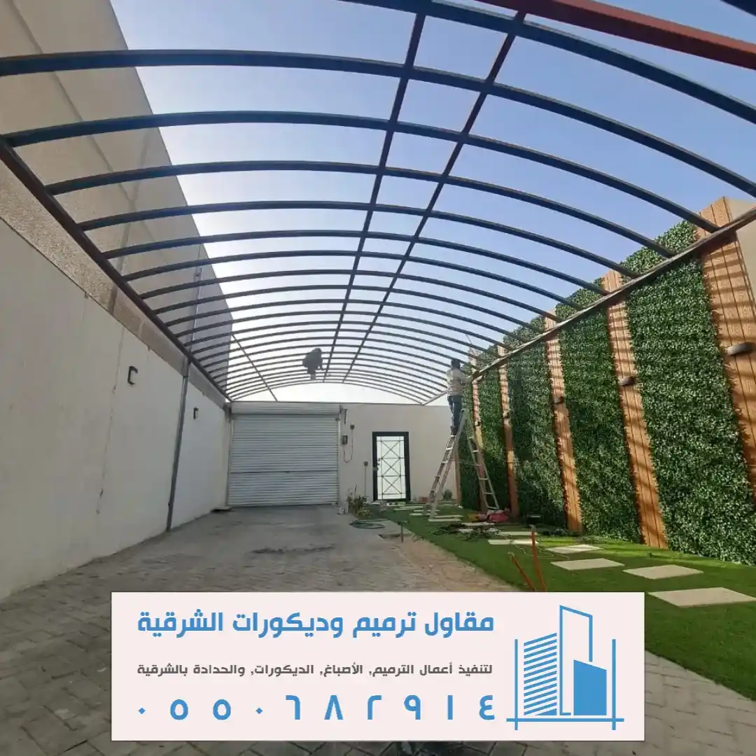 مظلات خشبية في الخبر الشمالية